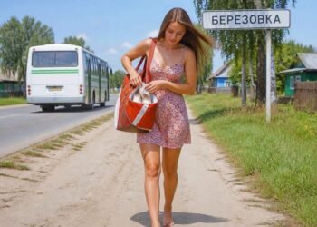 Она вышла из автобуса на обочине шоссе